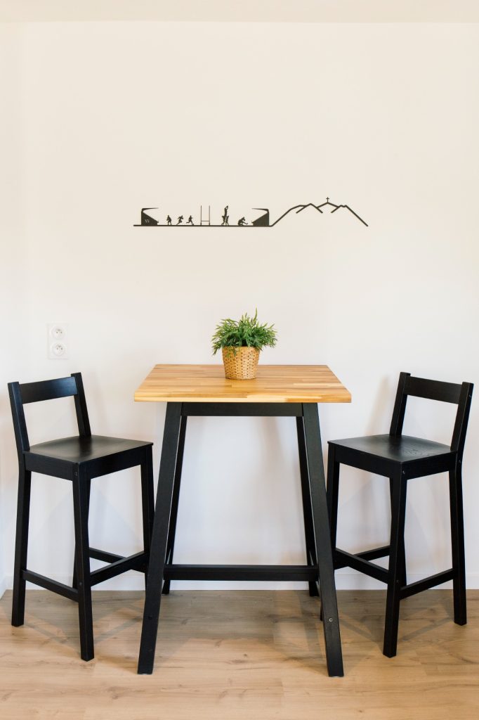 décoration rugby et montagne au-dessus de la table
